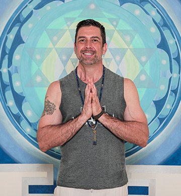 Victor has been a practitioner for almost two decades and in 2015 took his Skanda Teacher Training.